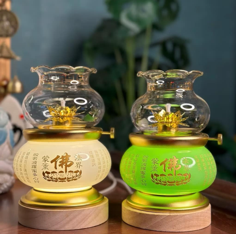 Đèn Dầu Đặc Biệt Trên Bàn Thờ Gia Tiên